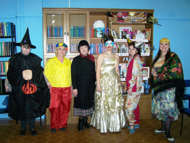 библиотекари в костюмах