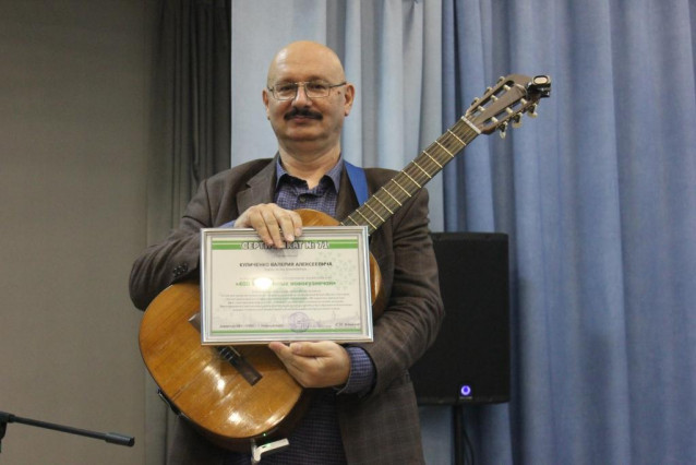 Вручение сертификата В. Куличенко