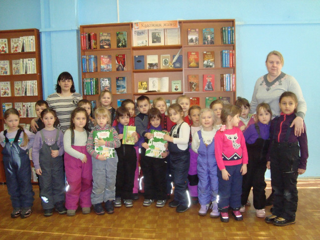 Детям подарили книги