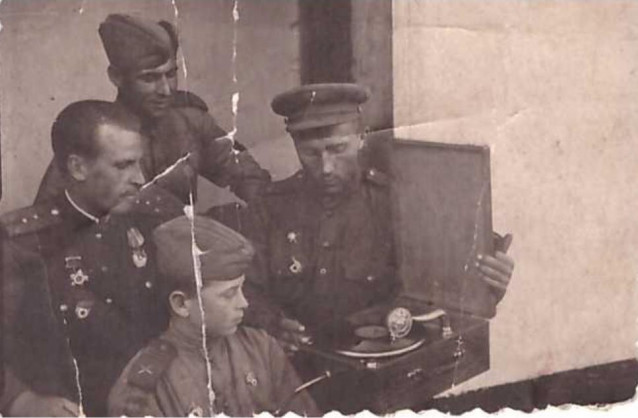 MUDRAK-FOTO-1944.-BOITY-1-GV.-ARMII.V.MUDRAK-S-TELEFONOM-V-RUKAK.jpg