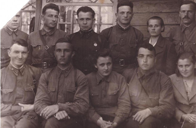 Мудрак.Фото 1941.В нижнем ряду 2 слева