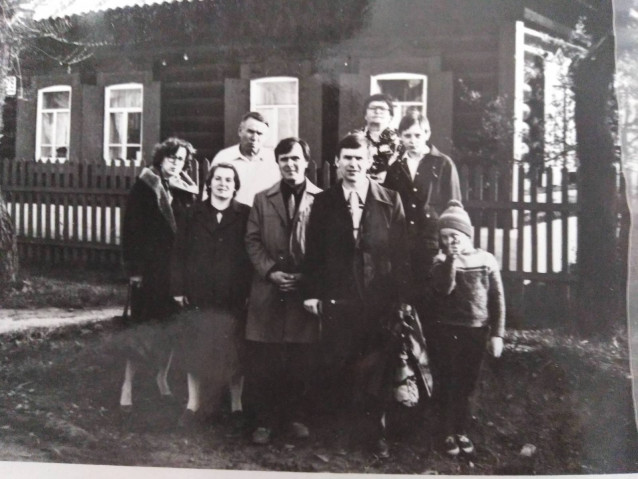 Фото 9 Семья Пинжиных у родительского дома 1981 г.