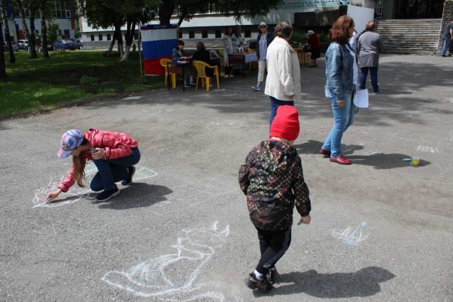 6 Дети рисуют на асфальте