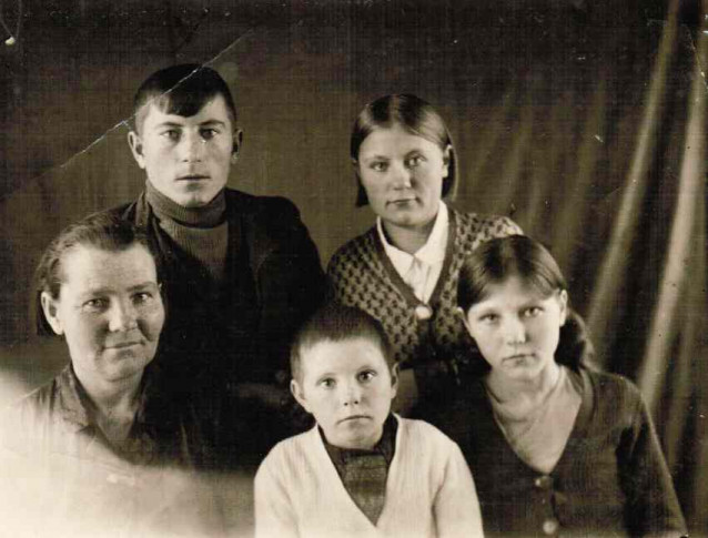 4 Александр Болдин с семьей. 20 декабря 1941 г