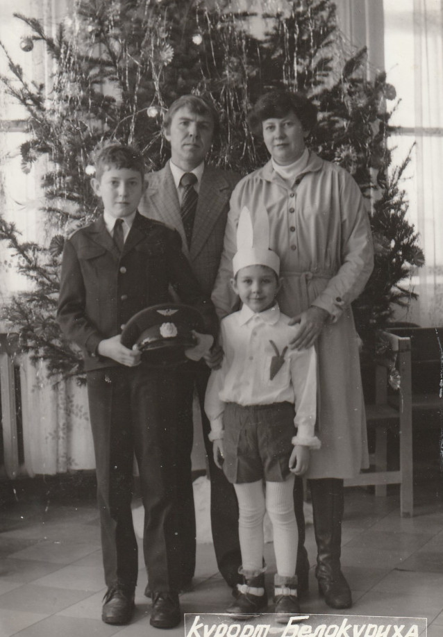 Фото 5. С родителями на новогодней елке