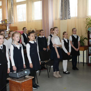 дети слушают гимн Новоильинки