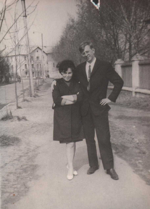 Фото 6. С будущим супругом Май, 1969 г.